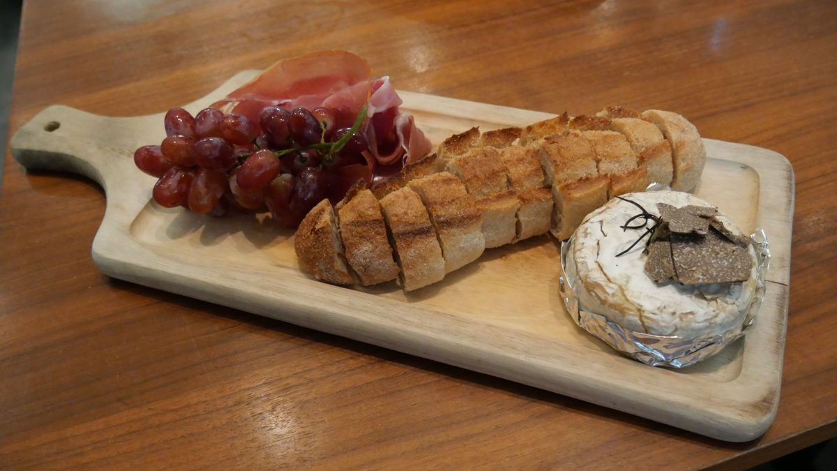 Baked Camembert With Garlic And Tomatoes